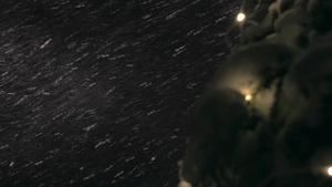 改变焦点在前景圣诞灯下拍摄夜间暴风雪23秒视频