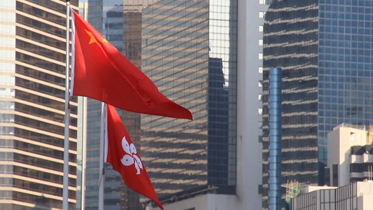 中国五星国旗和香港特别行政区区旗迎风飘扬视频