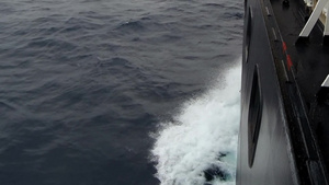 大型游轮行驶在公海上海浪溅在船舷上21秒视频