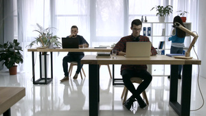  自信的年轻人在开放空间办公室一起工作和交流22秒视频