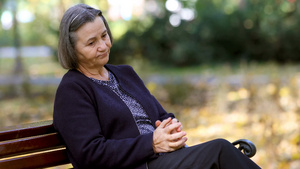 忧心忡忡的抑郁症老年妇女在公园的户外长椅上29秒视频