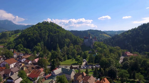 空中无人机拍摄的欧洲中世纪在山上的城堡29秒视频
