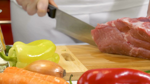 厨房烹饪手切新鲜牛肉类蔬菜23秒视频