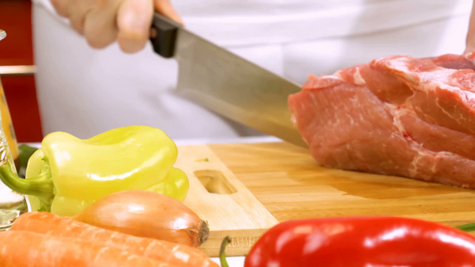 厨师在砧板上切肉视频