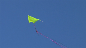 风筝在天空中飞翔20秒视频
