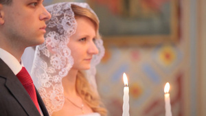 基督教教堂举行婚礼的年轻男女18秒视频