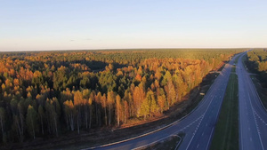 日落时高速公路的空中全景14秒视频