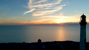 夏季海上落日与灯塔的鸟瞰图17秒视频