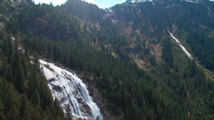 瀑布流淌在在森林山谷中11秒视频