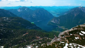 绿色降落伞在奥地利雪山飞行10秒视频