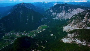 奥地利夏季奥贝特劳恩空中全景山与松树林10秒视频