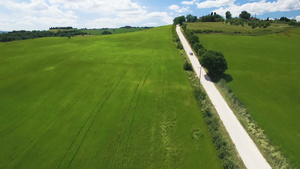 意大利托斯卡纳空中拍摄农田和道路风景11秒视频