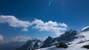 阿尔卑斯山峰雪景天空流云延时23秒视频