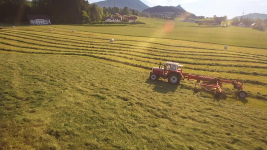秋天拖拉机在收集干草在奥地利的农田里[搜罗]视频