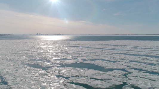 在寒冷的海面上俯瞰城市和阳光视频