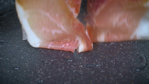 把几片培根放在热烤架上的慢动作镜头59秒视频