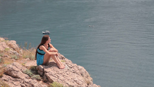 年轻女子在悬崖边缘休息[二十多岁]视频