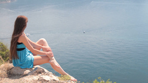 女人坐海边的岩石上看风景28秒视频