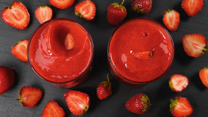 新鲜草莓掉落酸奶冰沙饮品杯中17秒视频