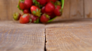 新鲜草莓滚轮散开在木板上24秒视频
