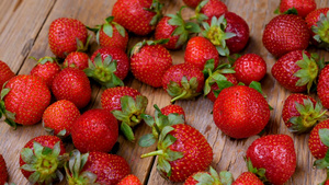 放在木桌上的新鲜草莓24秒视频