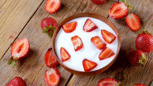 木碗里的草莓酸奶28秒视频