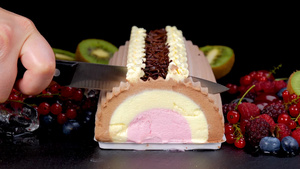 巧克力草莓冰淇淋卷23秒视频