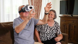 老年夫妇尝试虚拟现实设备55秒视频