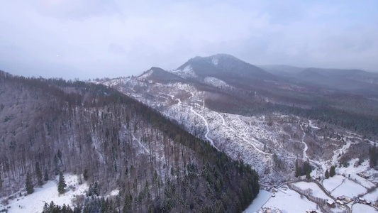 冬季的森林与群山视频