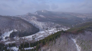 冬季山区小村庄的空中镜头31秒视频