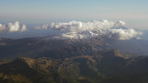 巨大山脉与浮云景观航拍16秒视频