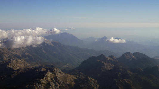 美丽的空中风景与云和山脉视频