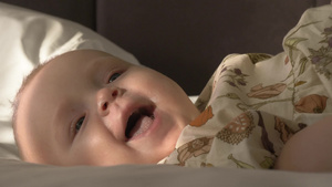 可爱的女婴躺在床上特写镜头22秒视频
