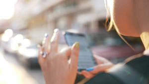 在街上女性查看智能手机里的信息13秒视频