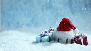 圣诞帽和小装饰礼物在雪景背景下27秒视频