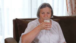女士喝着一杯新鲜牛奶15秒视频