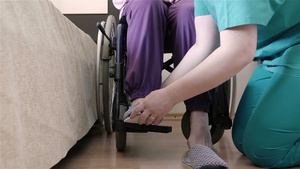 年轻护士照顾坐轮椅的老年残疾妇女23秒视频