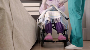 护士帮助轮椅上的老年人上床34秒视频