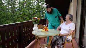 微笑的老年妇女与护士交谈26秒视频