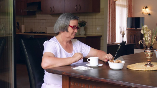 老年妇女在家使用平板电脑阅读[三四十岁]视频