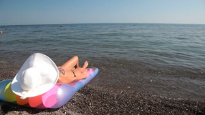 女人在气垫上晒日光浴10秒视频
