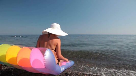 女人在海边享受日光浴视频