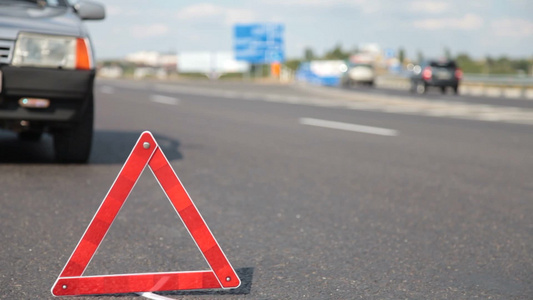 道路上的三角警示牌视频