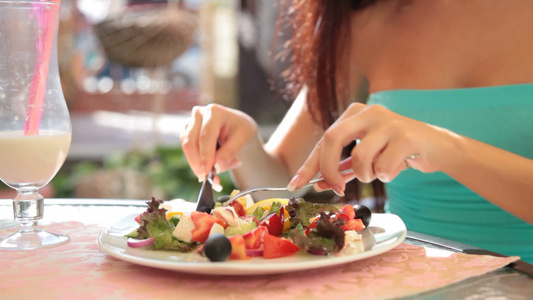 女人在餐馆吃沙拉视频