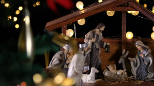 耶稣基督诞生的场景与大气灯附近的圣诞树13秒视频