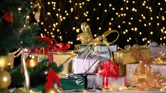 圣诞树和大气灯附近的圣诞礼物视频