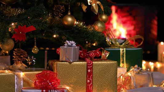 在圣诞树下放置礼物包裹特写视频