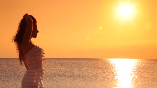 性感女人在海边享受日落视频