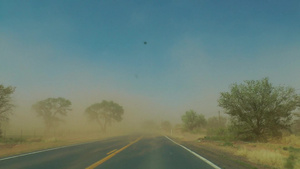 沙尘天气行驶在高速公路上11秒视频