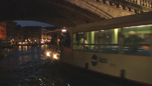 在里亚尔托桥附近欣赏威尼斯运河夜景23秒视频